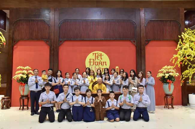 Giving lucky pockets and A gift of New Year on the First day of Lunar New Year