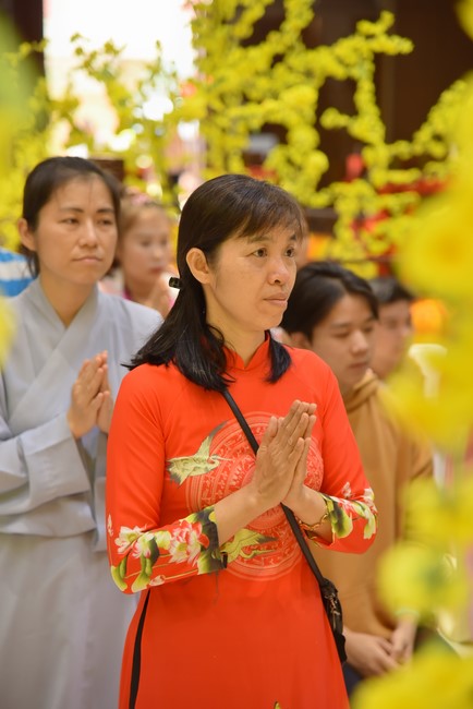 Giving lucky pockets and A gift of New Year on the First day of Lunar New Year