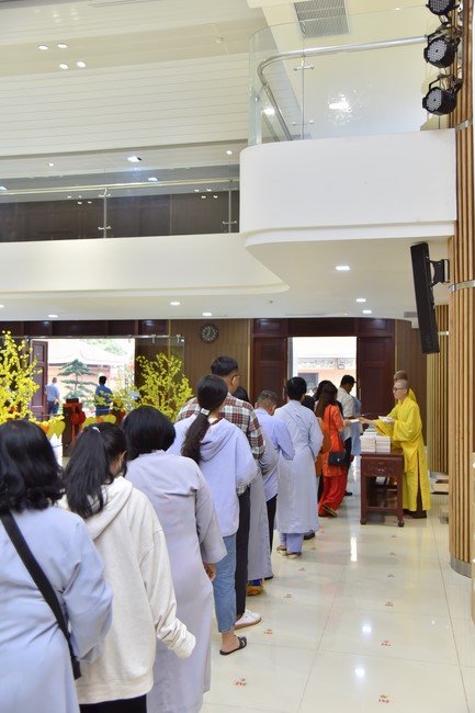 Giving lucky pockets and A gift of New Year on the First day of Lunar New Year