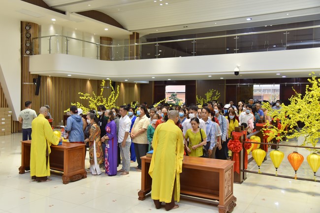 Giving lucky pockets and A gift of New Year on the First day of Lunar New Year
