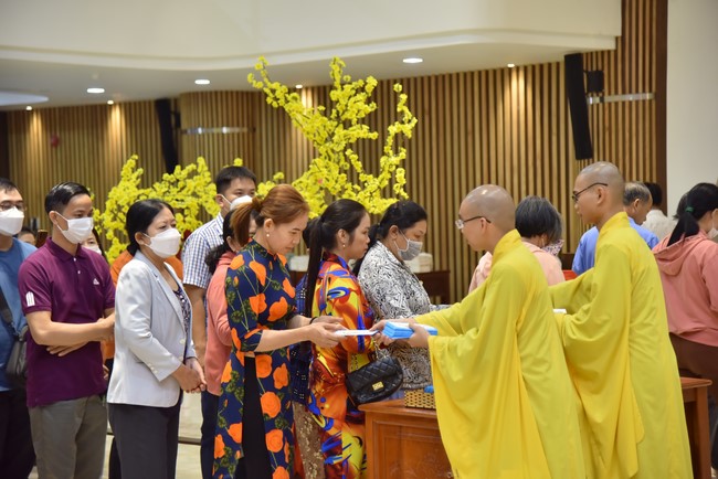 Giving lucky pockets and A gift of New Year on the First day of Lunar New Year