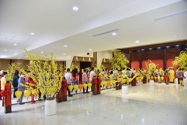 Giving lucky pockets and A gift of New Year on the First day of Lunar New Year