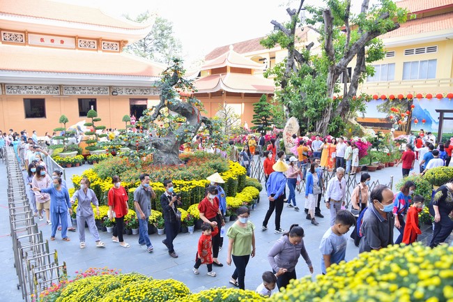 Giving lucky pockets and A gift of New Year on the First day of Lunar New Year