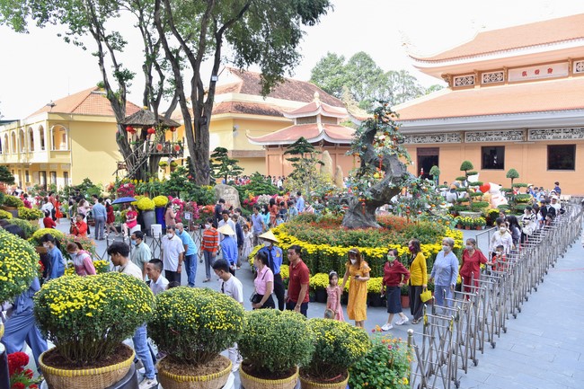 Giving lucky pockets and A gift of New Year on the First day of Lunar New Year