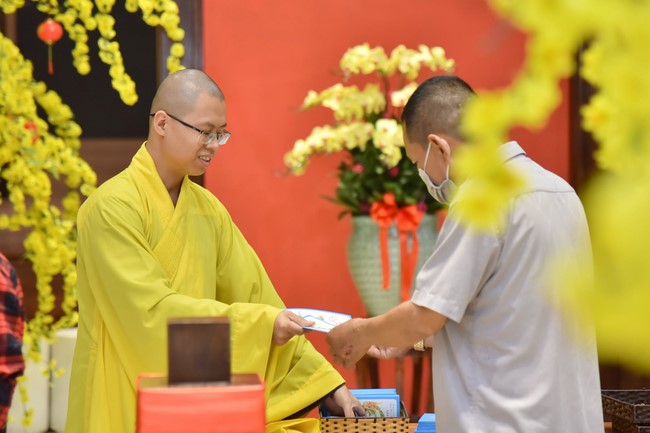 Giving lucky pockets and A gift of New Year on the First day of Lunar New Year