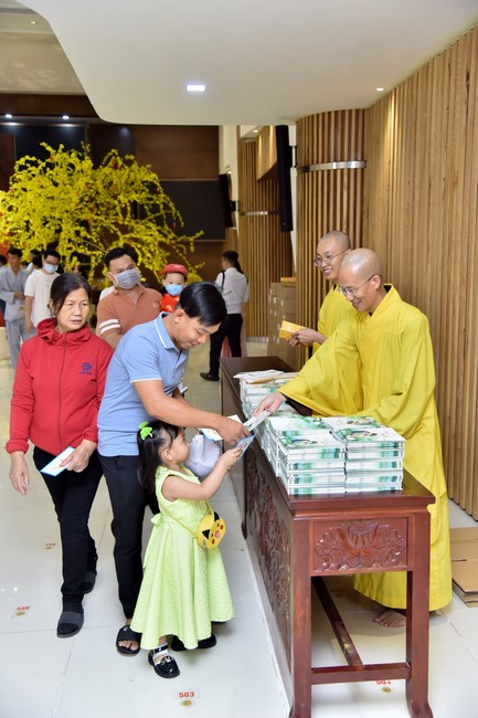 Giving lucky pockets and A gift of New Year on the First day of Lunar New Year