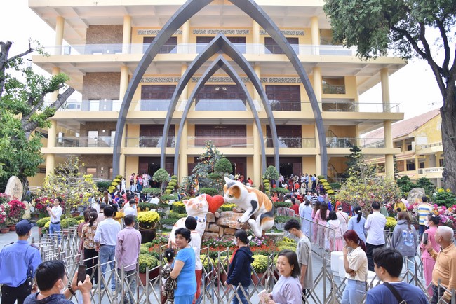 Giving lucky pockets and A gift of New Year on the First day of Lunar New Year