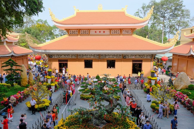 Giving lucky pockets and A gift of New Year on the First day of Lunar New Year