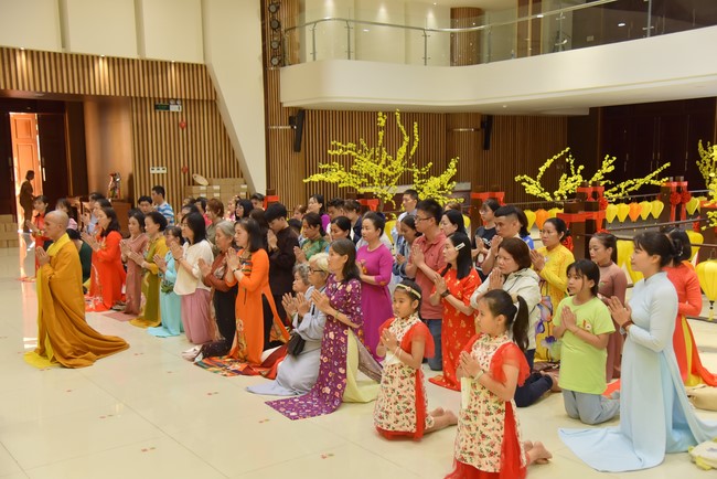Giving lucky pockets and A gift of New Year on the First day of Lunar New Year