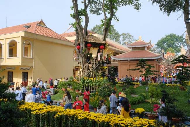 Giving lucky pockets and A gift of New Year on the First day of Lunar New Year