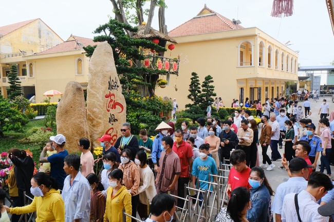 Giving lucky pockets and A gift of New Year on the First day of Lunar New Year