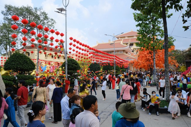 Giving lucky pockets and A gift of New Year on the First day of Lunar New Year