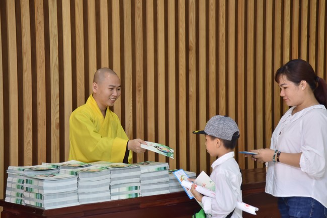 Giving lucky pockets and A gift of New Year on the First day of Lunar New Year
