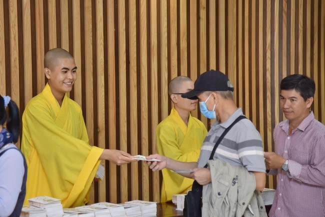 Giving lucky pockets and A gift of New Year on the First day of Lunar New Year