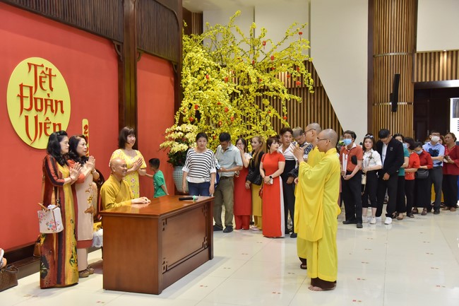 Giving lucky pockets and A gift of New Year on the First day of Lunar New Year