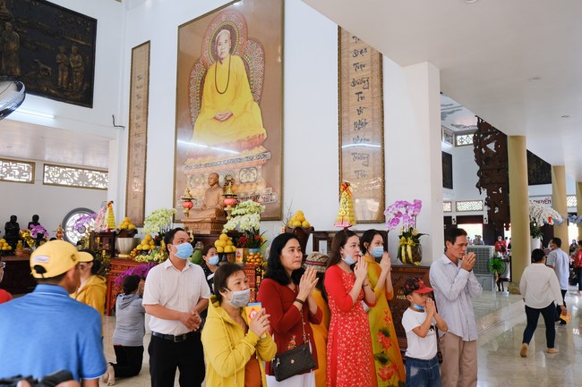 Giving lucky pockets and A gift of New Year on the First day of Lunar New Year