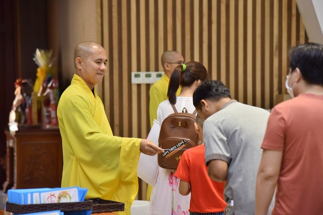 Giving lucky pockets and A gift of New Year on the First day of Lunar New Year
