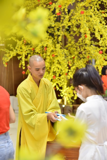 Giving lucky pockets and A gift of New Year on the First day of Lunar New Year