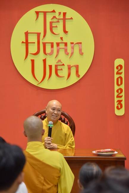 Giving lucky pockets and A gift of New Year on the First day of Lunar New Year