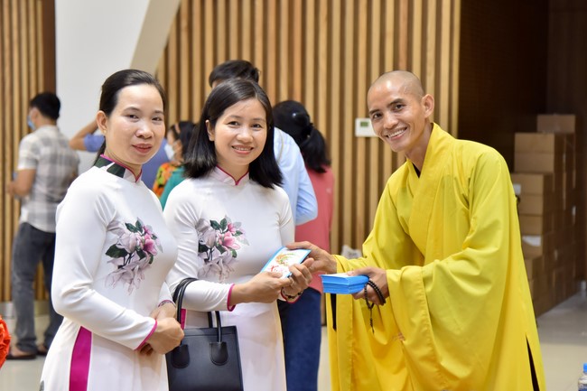 Giving lucky pockets and A gift of New Year on the First day of Lunar New Year