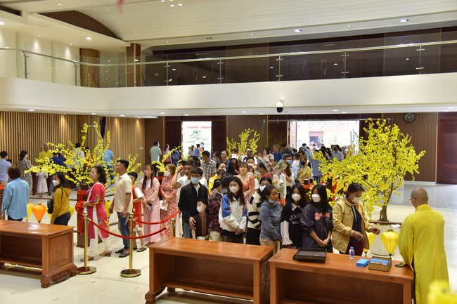 Giving lucky pockets and A gift of New Year on the First day of Lunar New Year