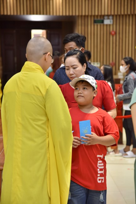 Giving lucky pockets and A gift of New Year on the First day of Lunar New Year