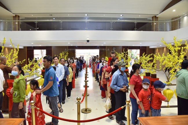 Giving lucky pockets and A gift of New Year on the First day of Lunar New Year