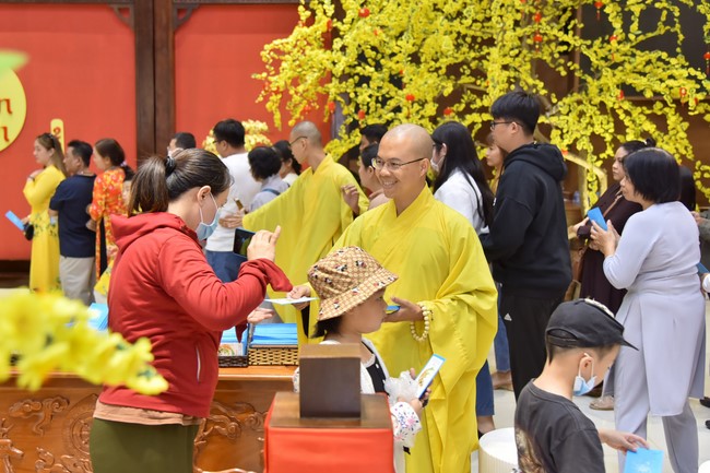 Giving lucky pockets and A gift of New Year on the First day of Lunar New Year