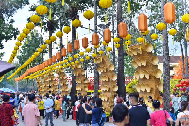 Giving lucky pockets and A gift of New Year on the First day of Lunar New Year