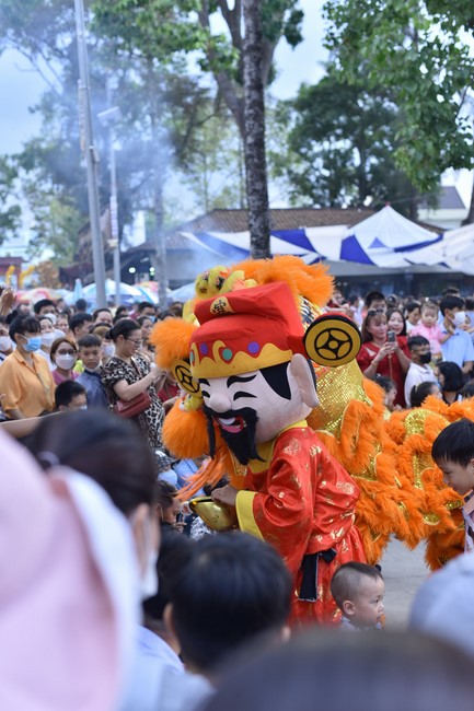 Giving lucky pockets and A gift of New Year on the First day of Lunar New Year