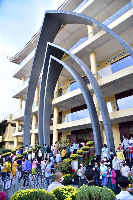 Giving lucky pockets and A gift of New Year on the First day of Lunar New Year