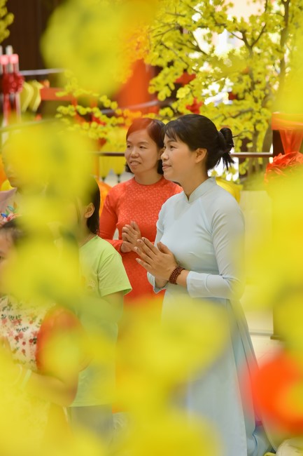Giving lucky pockets and A gift of New Year on the First day of Lunar New Year