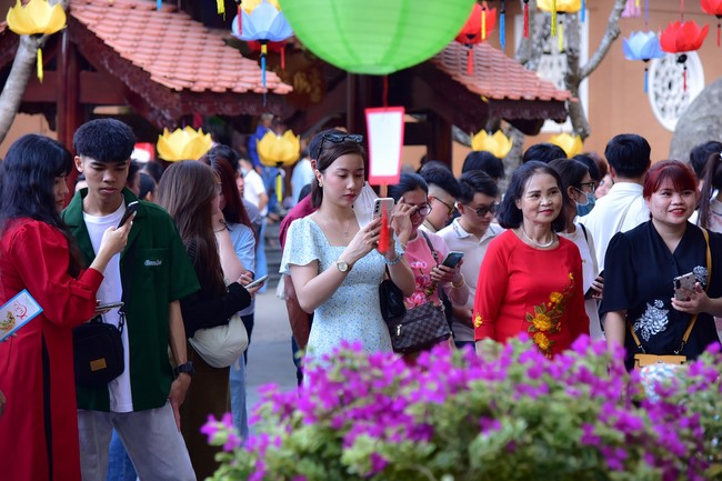 Giving lucky pockets and A gift of New Year on the First day of Lunar New Year