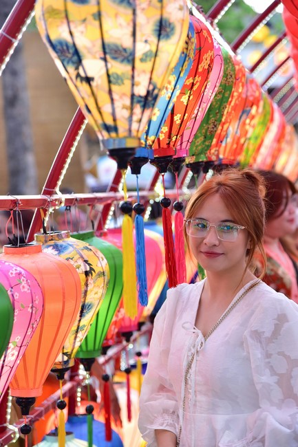 Giving lucky pockets and A gift of New Year on the First day of Lunar New Year