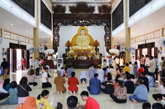 Giving lucky pockets and A gift of New Year on the First day of Lunar New Year