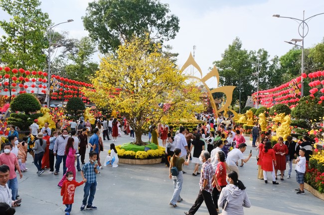 Giving lucky pockets and A gift of New Year on the First day of Lunar New Year
