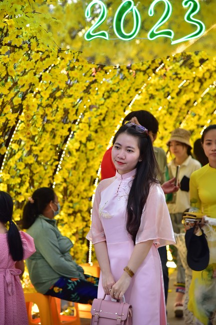 Giving lucky pockets and A gift of New Year on the First day of Lunar New Year