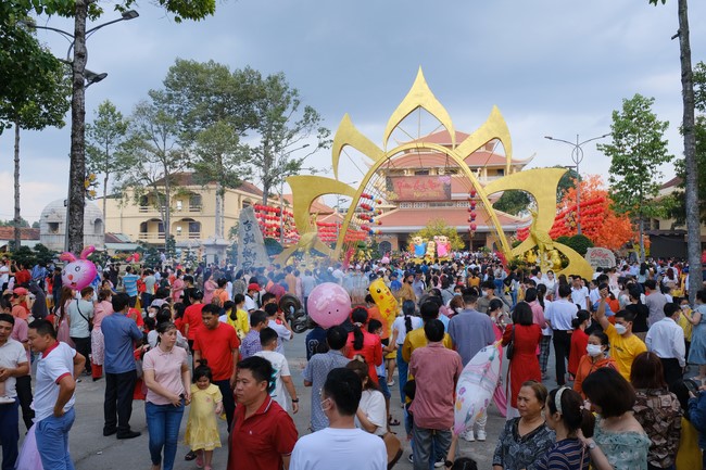 Giving lucky pockets and A gift of New Year on the First day of Lunar New Year