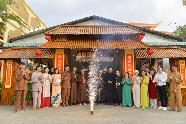 Giving lucky pockets and A gift of New Year on the First day of Lunar New Year