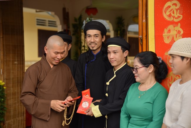 Giving lucky pockets and A gift of New Year on the First day of Lunar New Year