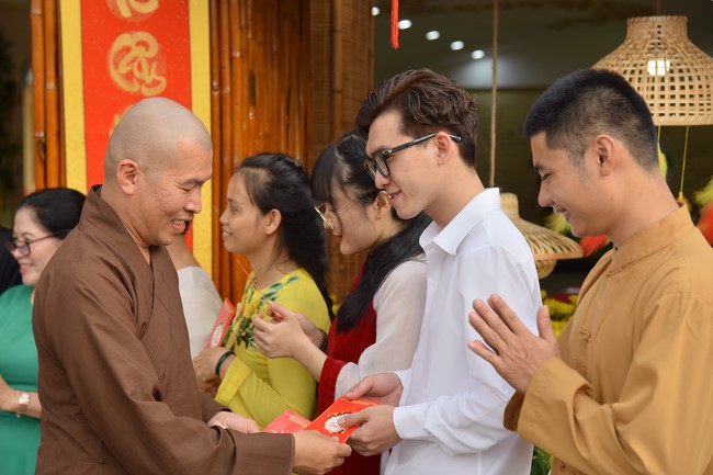 Giving lucky pockets and A gift of New Year on the First day of Lunar New Year