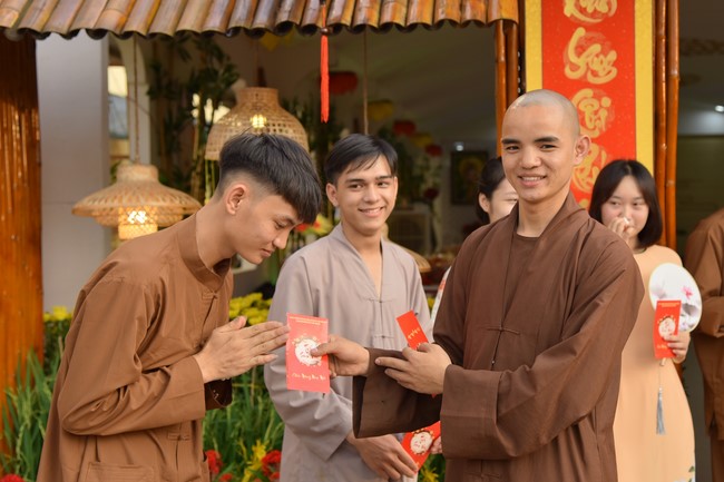 Giving lucky pockets and A gift of New Year on the First day of Lunar New Year