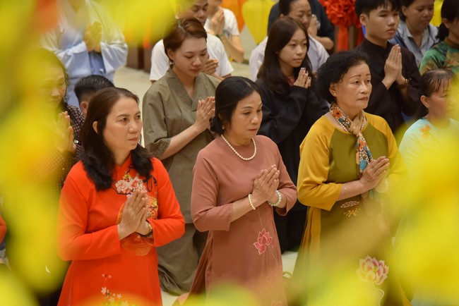 Giving lucky pockets and A gift of New Year on the First day of Lunar New Year