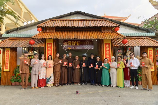 Giving lucky pockets and A gift of New Year on the First day of Lunar New Year