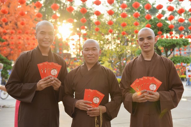Giving lucky pockets and A gift of New Year on the First day of Lunar New Year