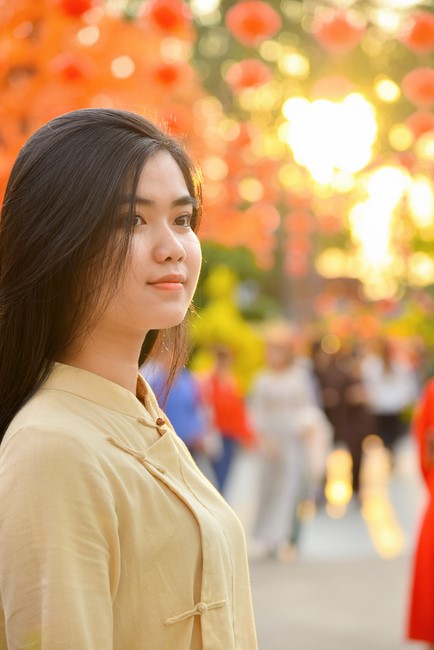 Giving lucky pockets and A gift of New Year on the First day of Lunar New Year