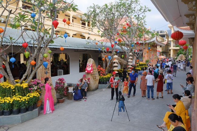 Giving lucky pockets and A gift of New Year on the First day of Lunar New Year