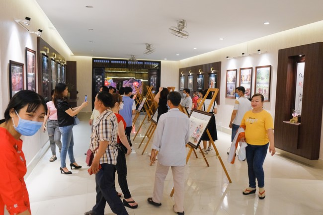 Giving lucky pockets and A gift of New Year on the First day of Lunar New Year