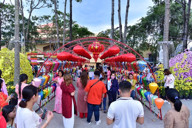 Giving lucky pockets and A gift of New Year on the First day of Lunar New Year