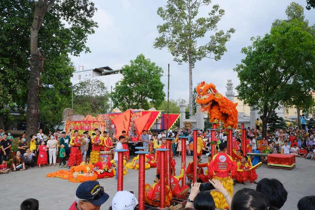 Giving lucky pockets and A gift of New Year on the First day of Lunar New Year